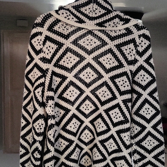 Element Monochrome Diamond Pattern Cardigan - Picture 3 of 4
